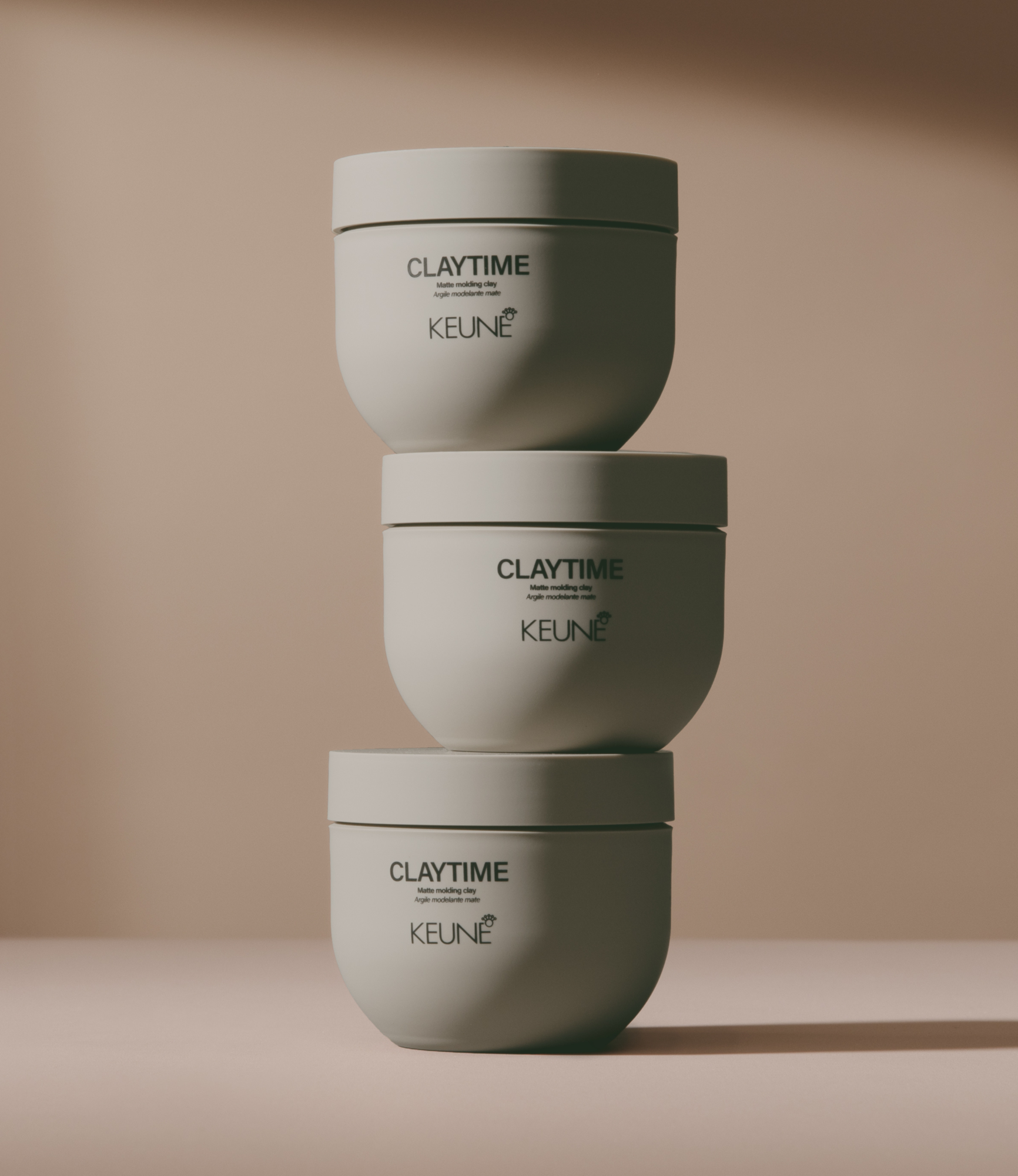 Keune Claytime Matte Molding Clay: The ideal solution for strong hold and greasy hair. Perfect for any hairstyle, with a clean, matte finish.