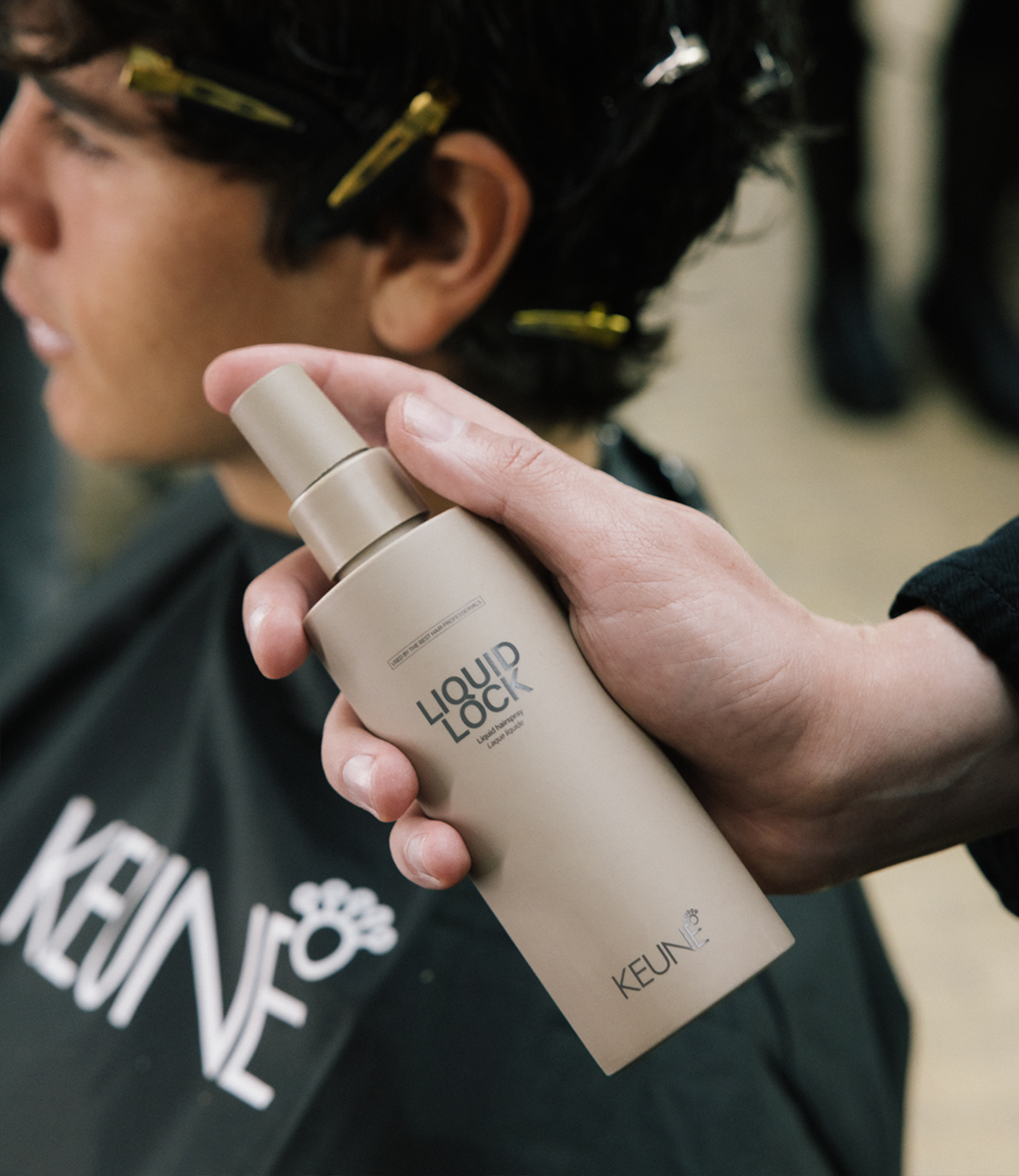 Keune Liquid Lock - Liquid-Haarspray: Maximale Haltbarkeit bis zu 48 Stunden, perfekt für Textur-Akzentuierung und Wet-Look.