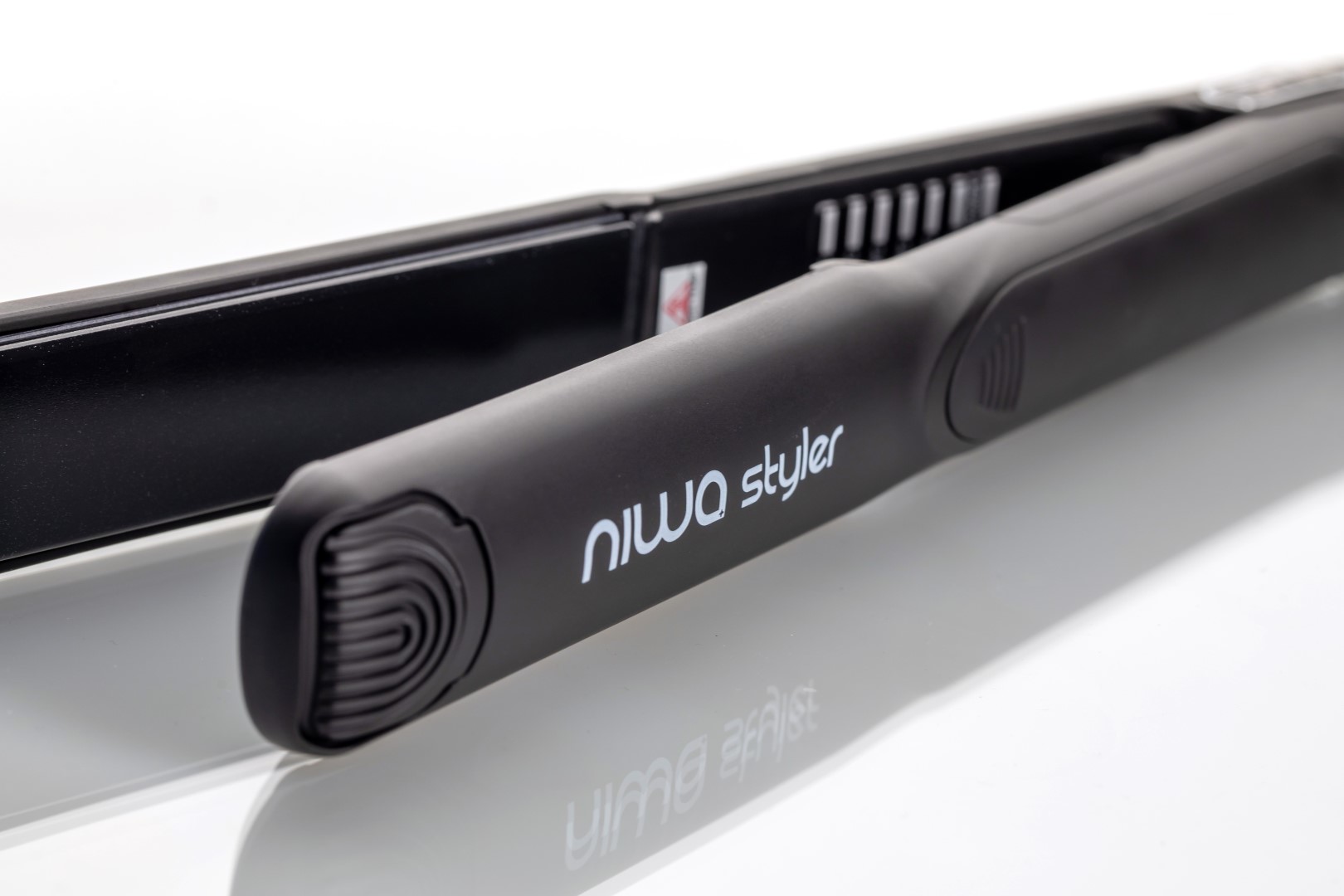 Explore the NIWA Styler Black on keune.ch, a professional styling tool. Thanks to the latest Nano-Ceramic technology, you can enjoy smooth, shiny, and frizz-free hair.